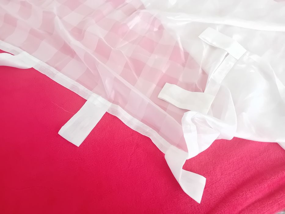 Bucată de perdea albă, model discret pătrățele