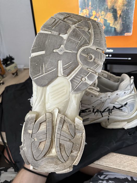 Balenciaga runner white graffiti