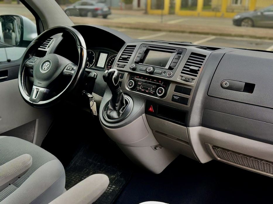 Inchirieri auto VW Caravelle 7+1 locuri