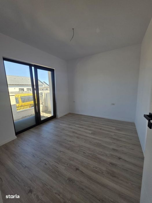 Casa individuala de tip P in suprafata de 90 mp. si teren 370 mp., Alb