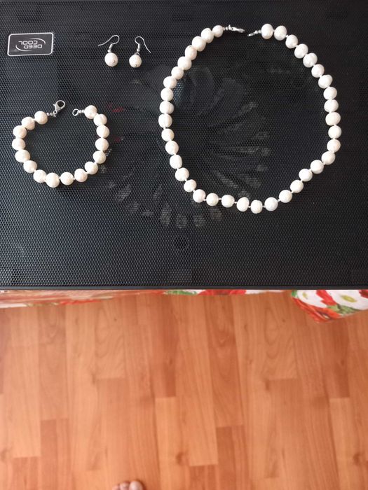 Дамски комплект с перли.
