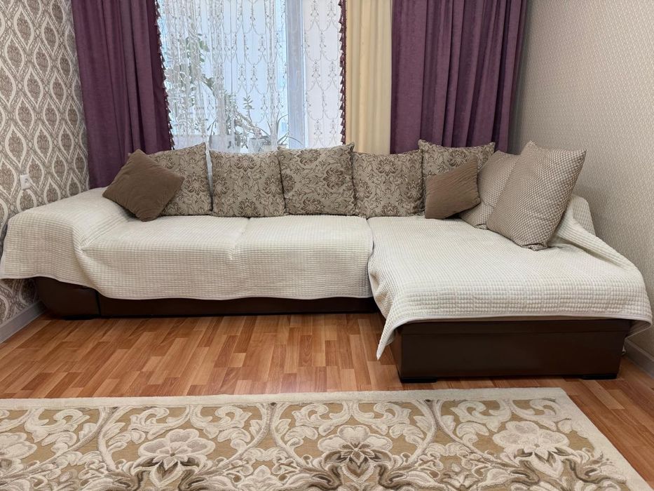 Продам большой угловой диван с подушками (в отличном состоянии)