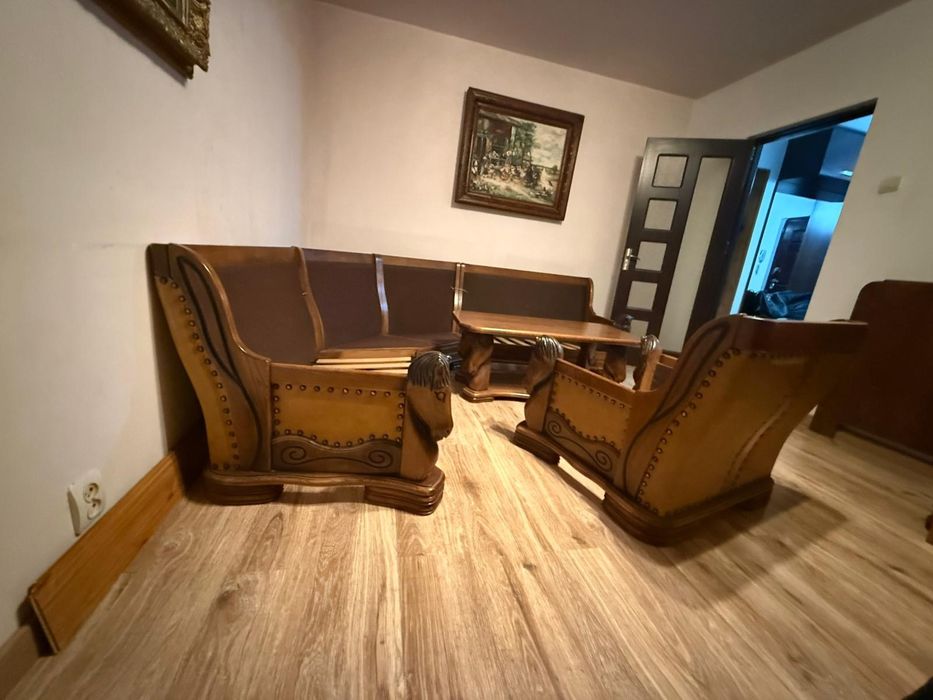 Canapea, fotoliu, masa de lemn. Fara perne, pot fi comandate separat