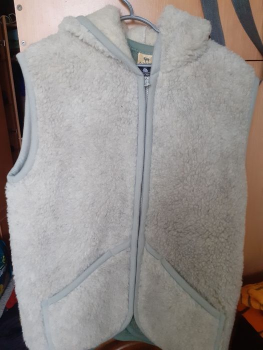 Продам жилетки 2 штуки