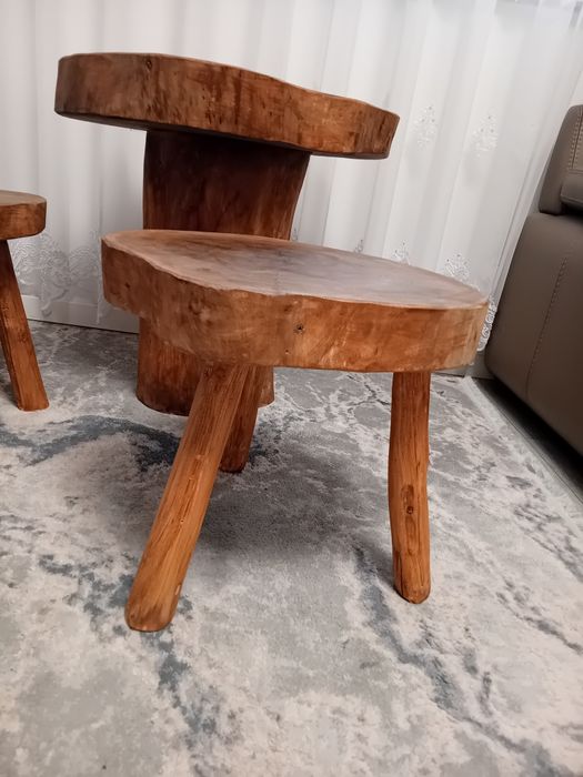 Măsuță si scaunele din lemn de nuc.