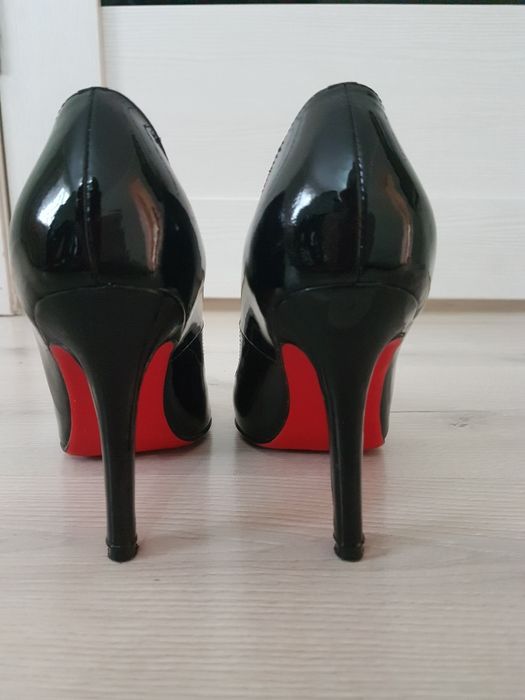 Лаковые черные туфли