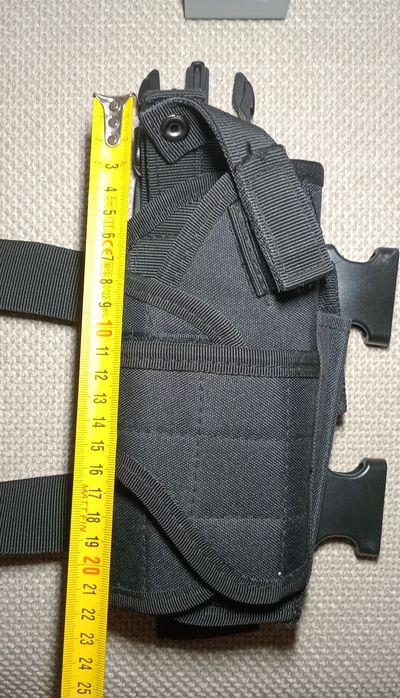 Toc de pistol cu prindere pe coapsa.