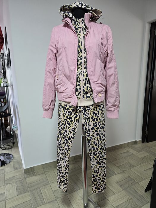 Geaca bomber, roz pudra, cu epoleți, buzunare laterale