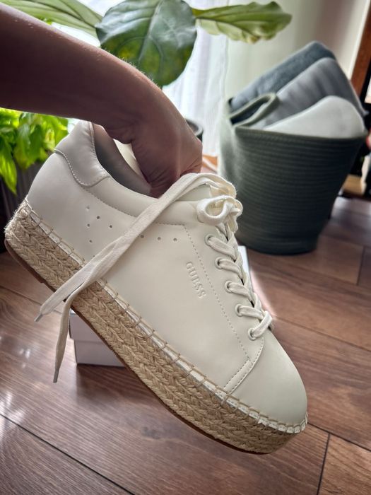 Разнообразие от обувки сникърси на Guess