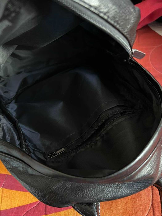 Дамска раница от висококачествена кожа с подарък малка чанта!