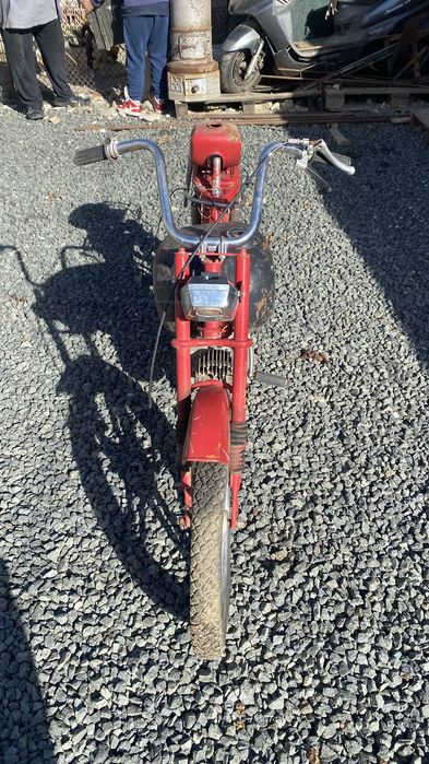 Motocicletă nefuncțională pentru piese