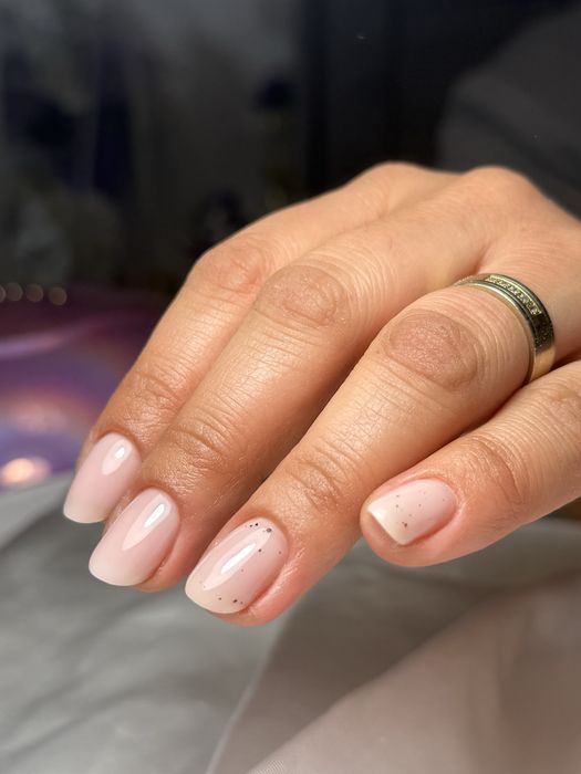 Realizez unghii cu gel