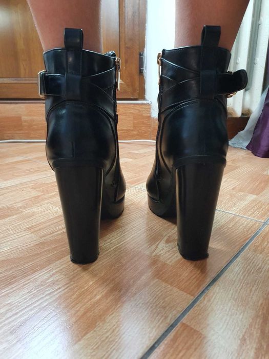 Botine negre elegante, cu toc si platforma