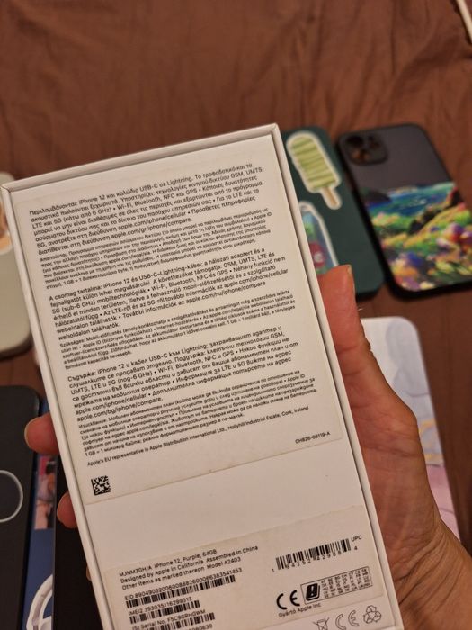 iPhone 12 в отлично състояние и 10 калъфа към него