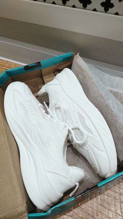 Кросовки белые, новые.38р.