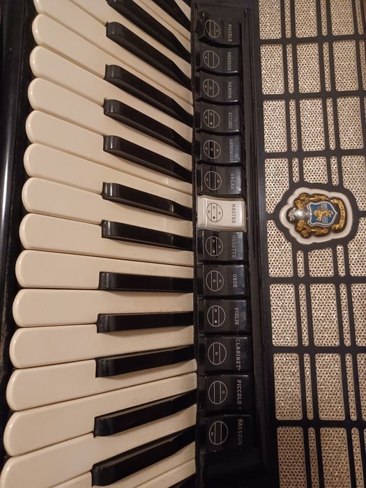 Vând acordeon septimio soprani