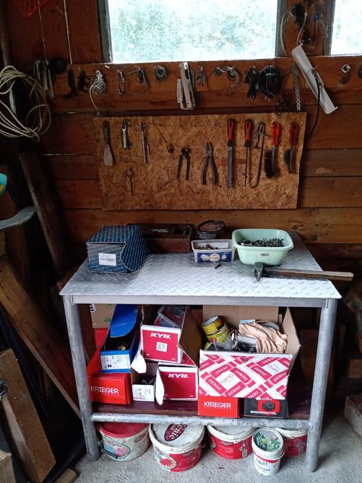 Vând banc de lucru,menghina,ghilotina,nicovala,chei,filiere apa, gaz