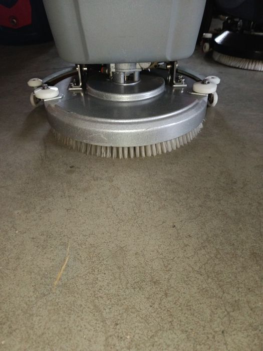 Акумулаторна подопочистваща машина