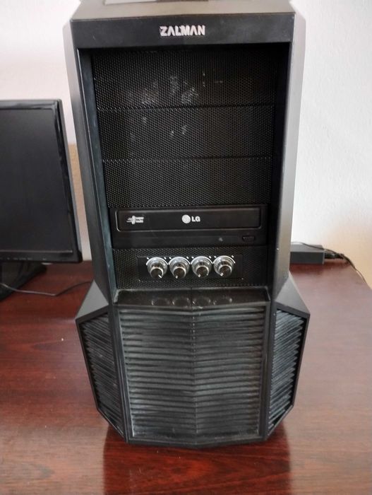 Геймърски компютър Asus B150 Intel I7 7700 16GB RAM Radeon RX570 8GB