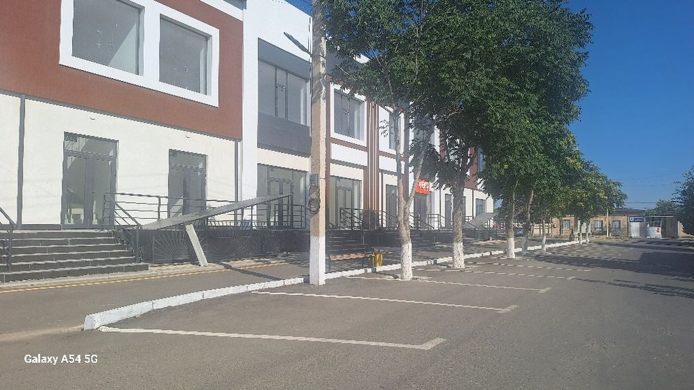 Stroy bazardan magazin sotiladi