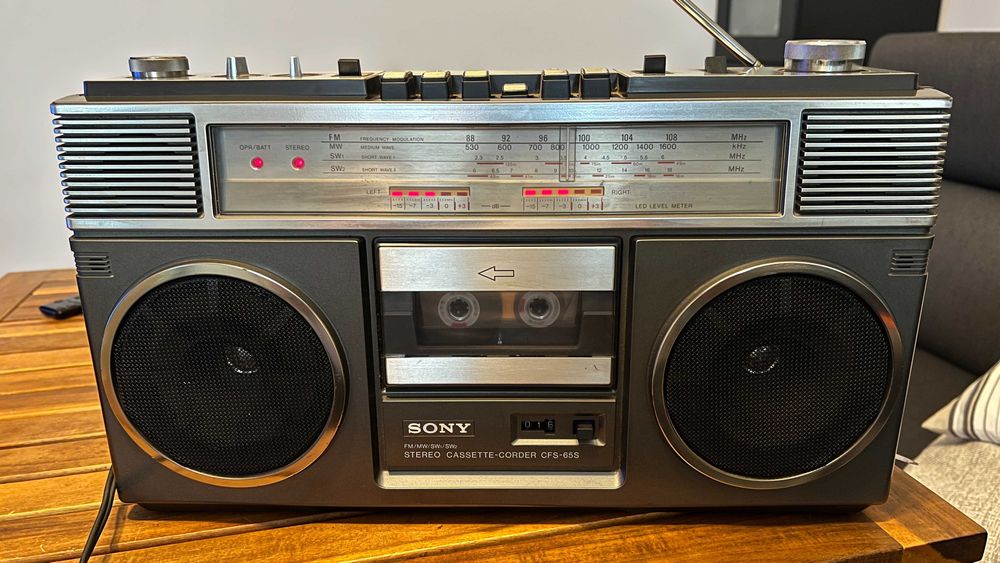 Radiocasetofon original Sony CFS-65S, fabricat în anii 1980.