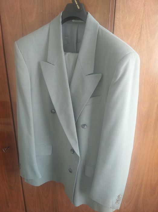 Продавам мъжки костюми