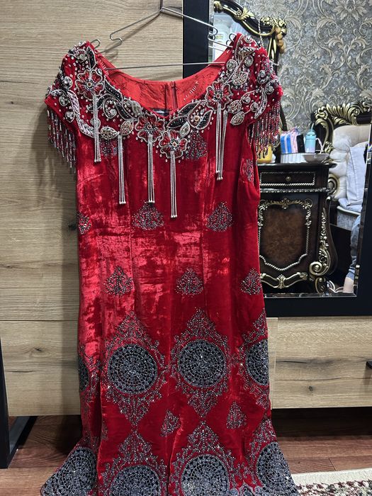 Продам. платья.