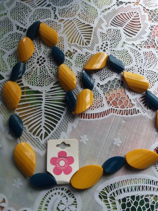 Бусы новые продам