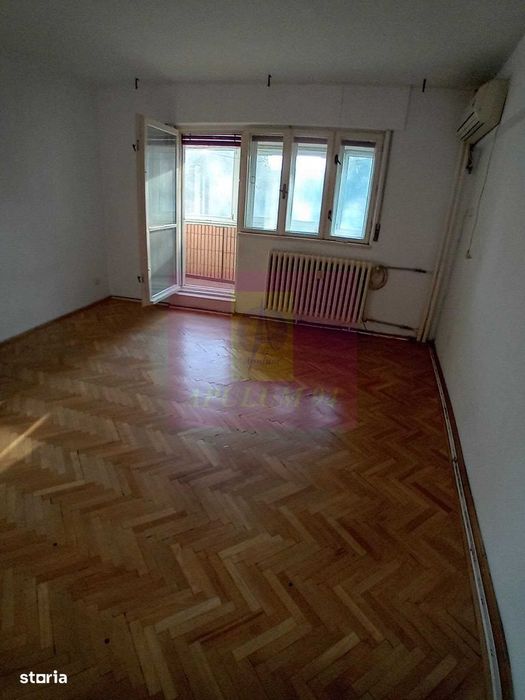 Vanzare apartament de 4 camere la Casa Poporului-stradal