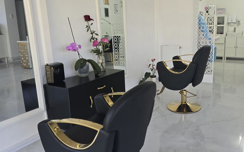 Închiriez post coafor mobilat  250€