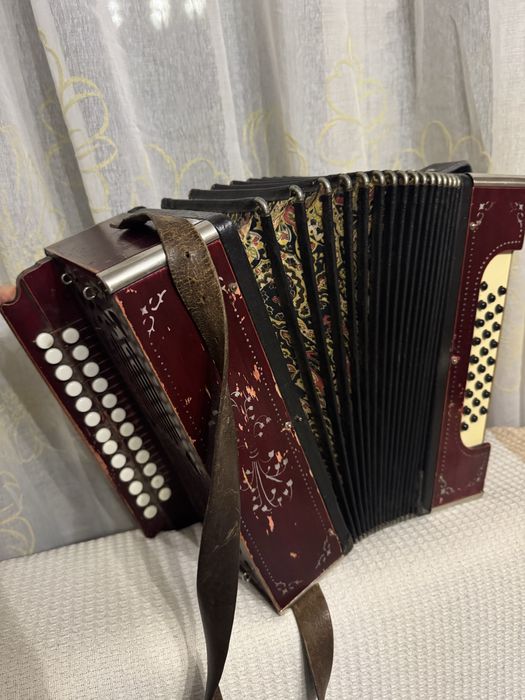 Гармонь рабочая (СССР), играет