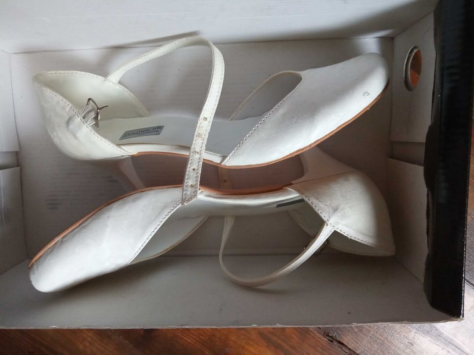 Бели официални обувки на ток 36/37 номер