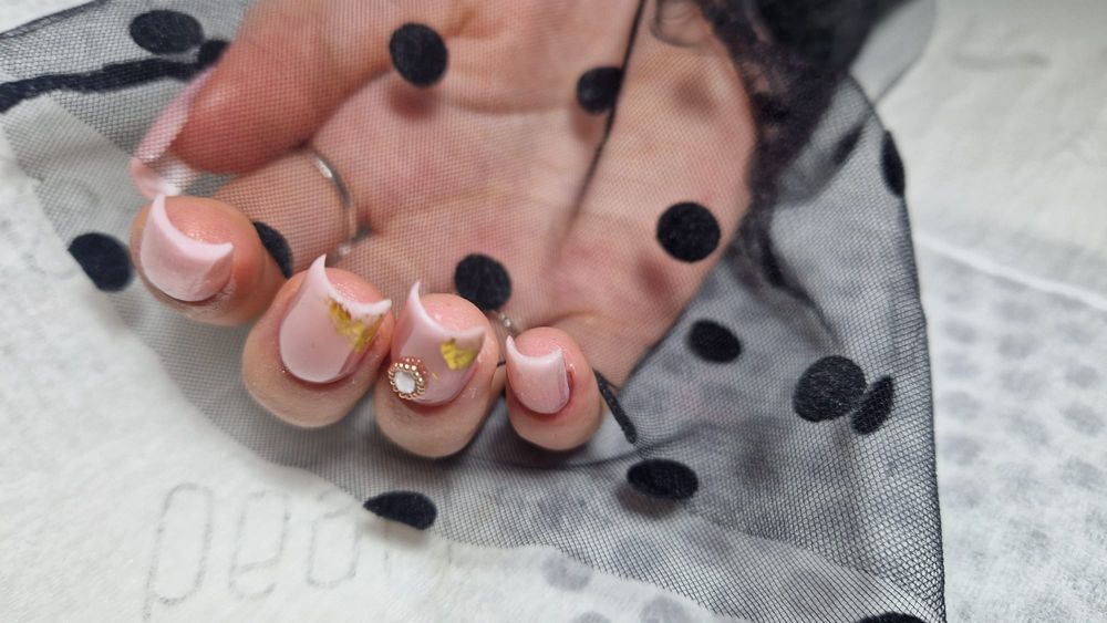 Unghii semi și clasica ..dețin sterilizator  pt ustensile