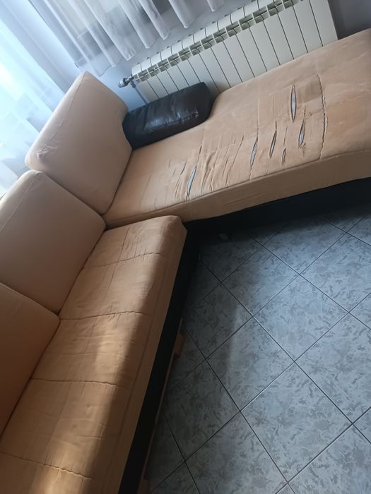 Голям диван с лежанка