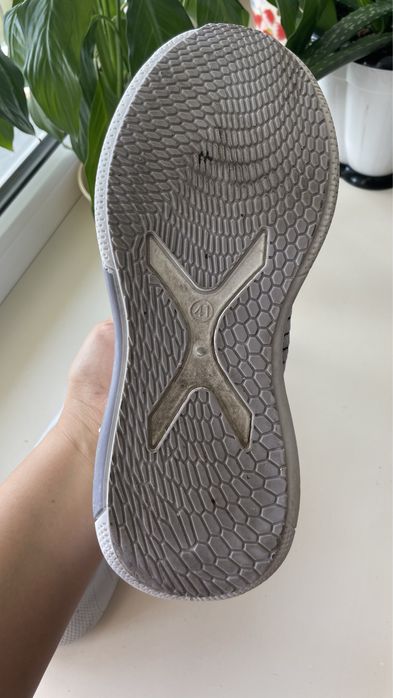 Продам мужские кроссовки