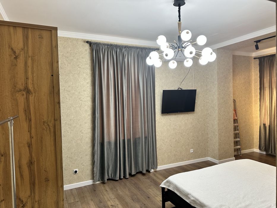 Продаётся  2-комнатная квартира на дворце г. Чирчик