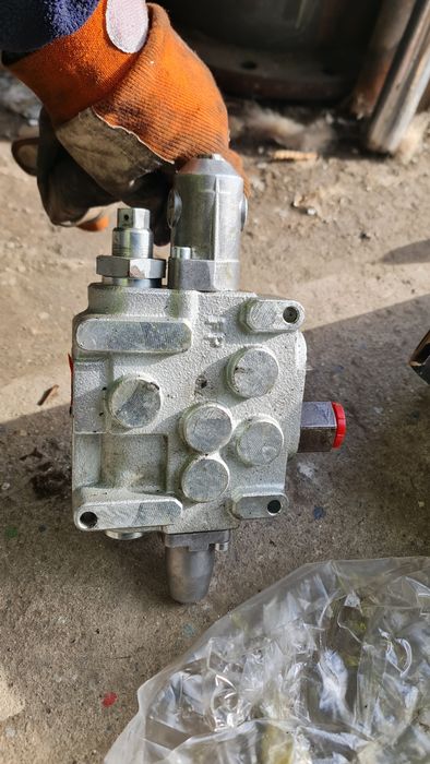 Vand distribuitor  NOU cu o singura maneta