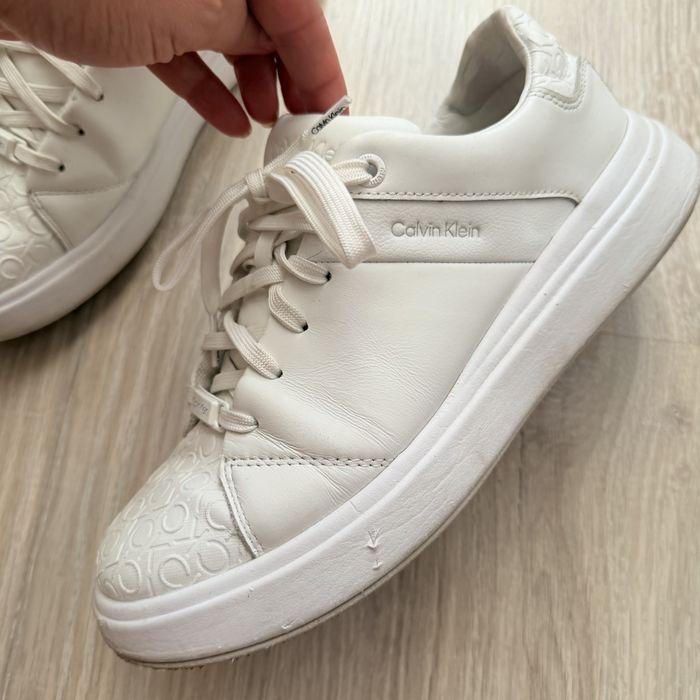 Бели кецове на Calvin Klein