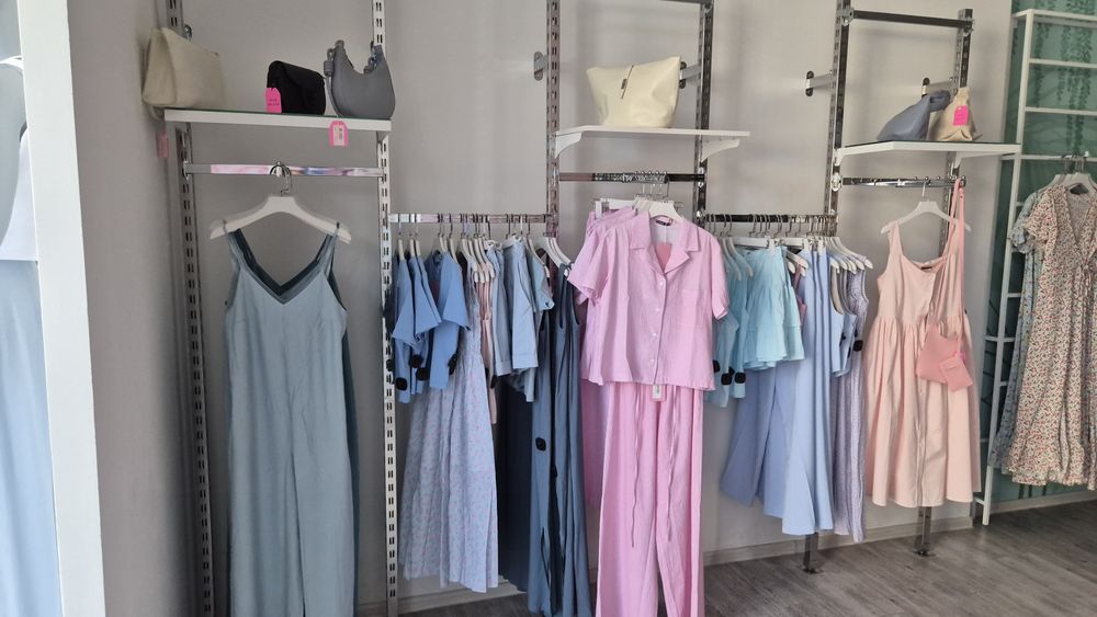 Торговое оборудование. Вешалки, стеллажи, витрина для магазина.