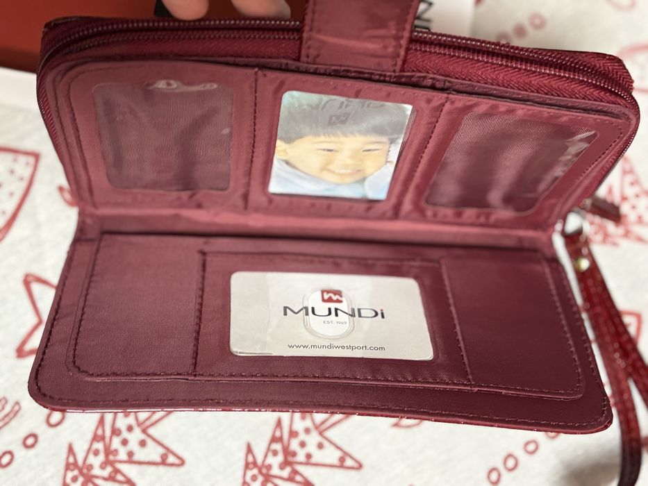 Чисто нов голям червен портфейл на цена 30 лв.