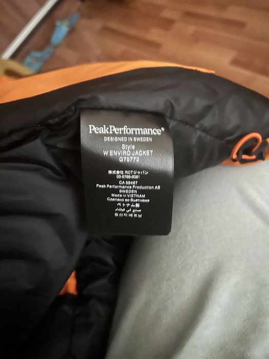 Geaca de puf Peak Performance noua