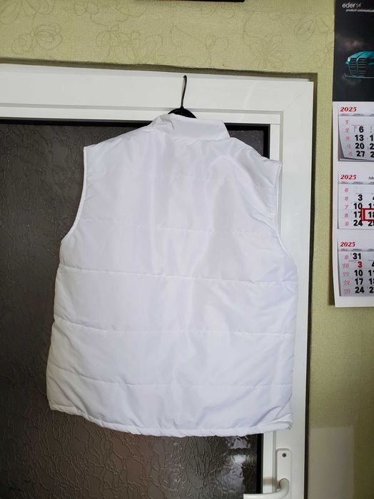 Продавам чисто нова жилетка в бяло
