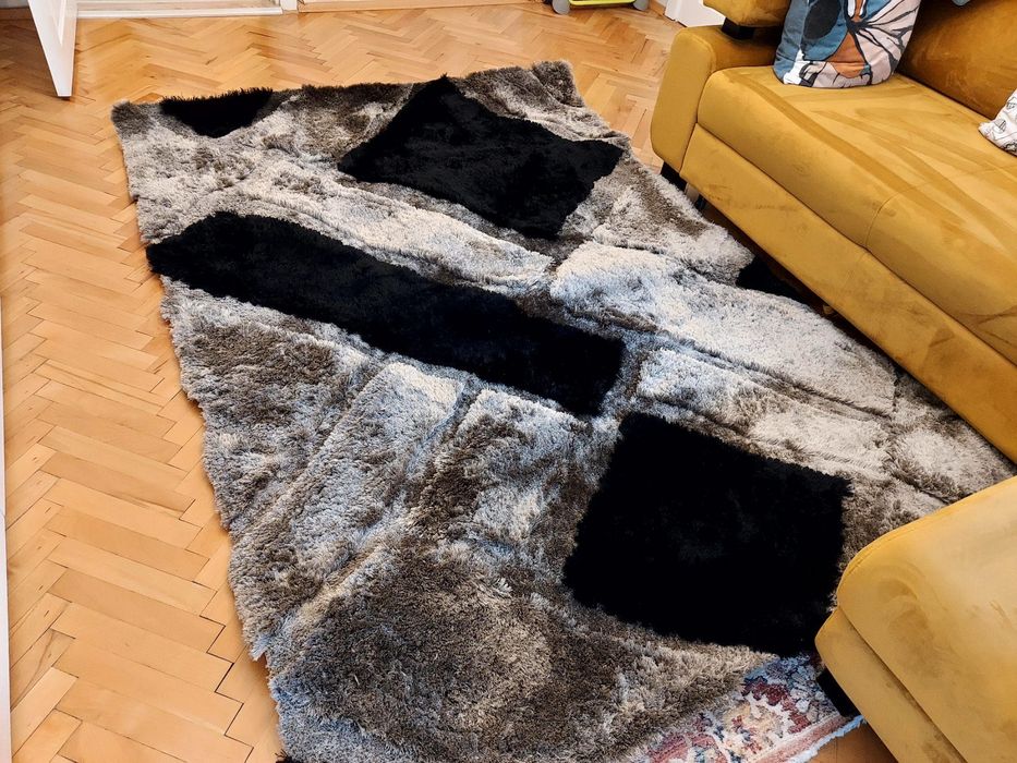 Рошав килим в черно и сиво