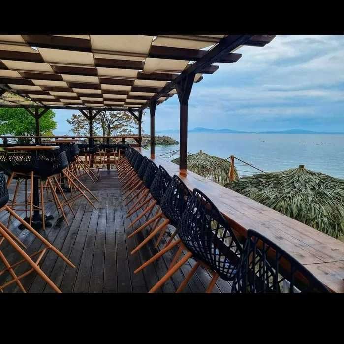 Изграждаме дървени навеси, плажни барове, подиуми, беседки, парапети.