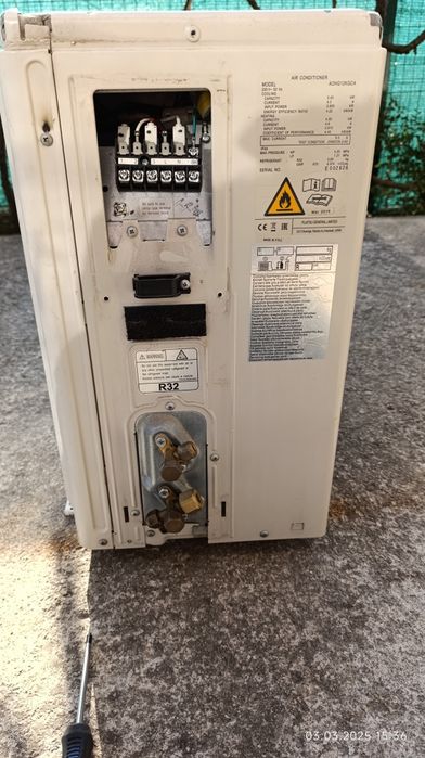 Продавам един брой климатик с изгорял компресор