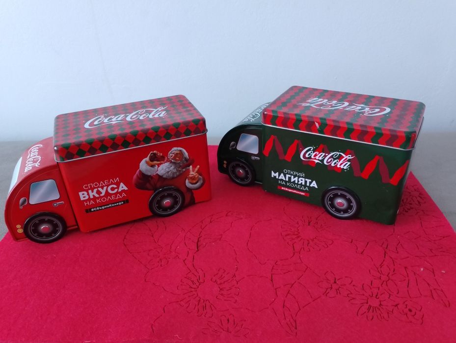 Две коледни камиончета на кока кола