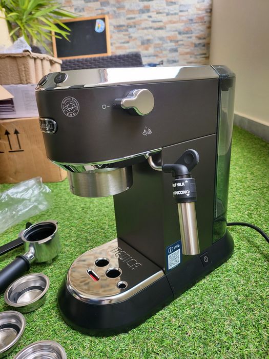 Кафемашина с ръкохватка Делонги DeLonghi Dedica EC685W Черна Червена