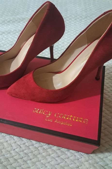 Красные туфли на каблуке