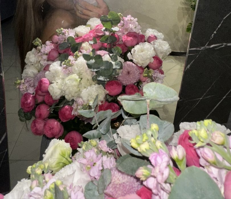 Букет свежий, кустовые розы, момоко, эустомы