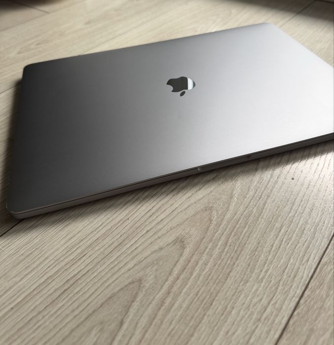 Apple MacBook Pro 16” 2019, i9, 16GB RAM, 1TB SSD, Touch Bar, Radeon Pro